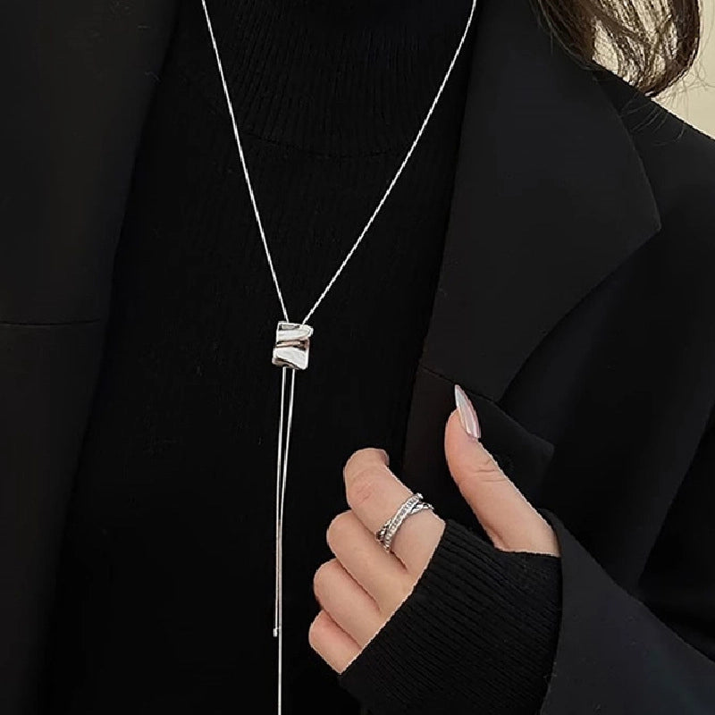 Collana lunga regolabile quadrata dalla texture irregolare e rugosa.