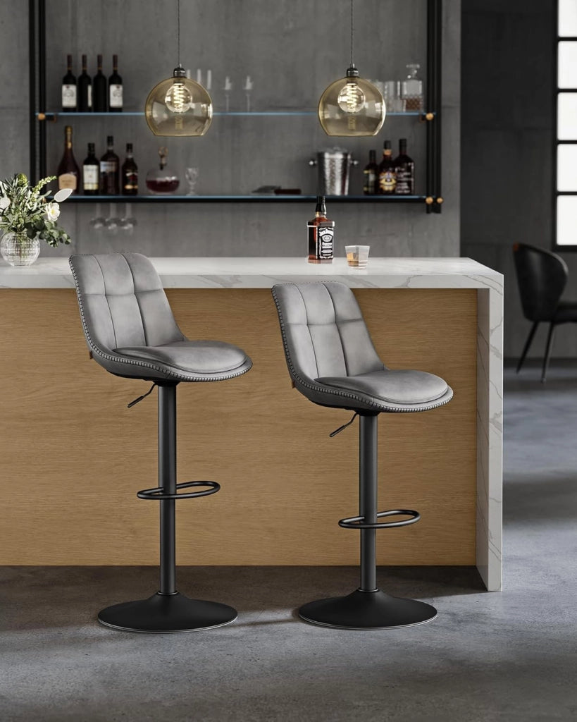 VASAGLE Set di 2 Sgabelli da Bar, Sedie da Bar Girevoli Regolabili in Altezza, PU Trapunta, Sedie da Cucina con Schienale e Poggiapiedi, Sala da Pranzo, Bancone, Acciaio, Grigio Tortora LJB095G01