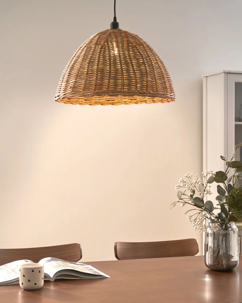 Lampada a sospensione con paralume in rattan naturale intrecciato a cupola, stile boho, rustico e Japandi