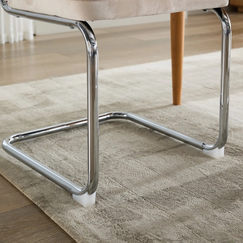 Sedia da sala da pranzo cantilever in velluto con schienale in rattan intrecciato e struttura in acciaio beige
