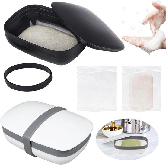 Set di sapone portatile in due pezzi con contenitore nero e bianco, sacchetti di sapone e pezzi di spugna.