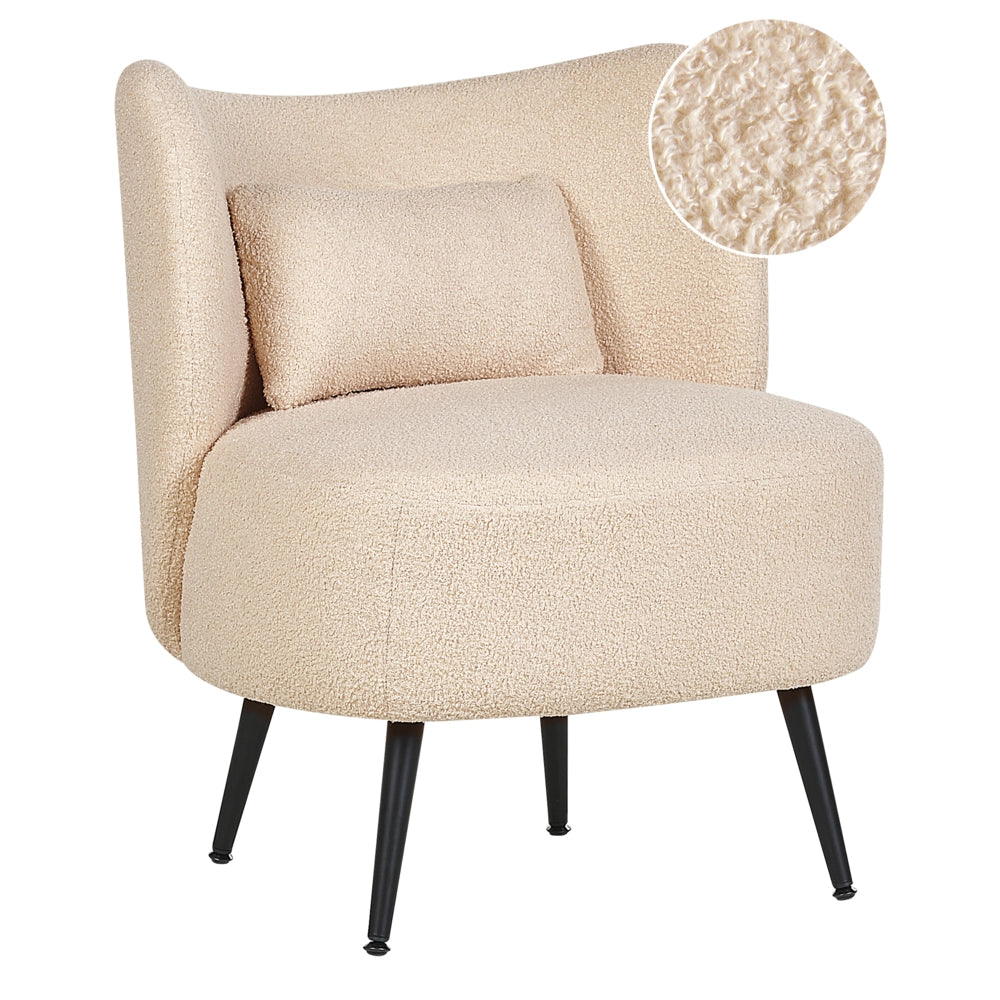 Poltrona da salotto con schienale curvo boucle beige stile glam elegante soggiorno