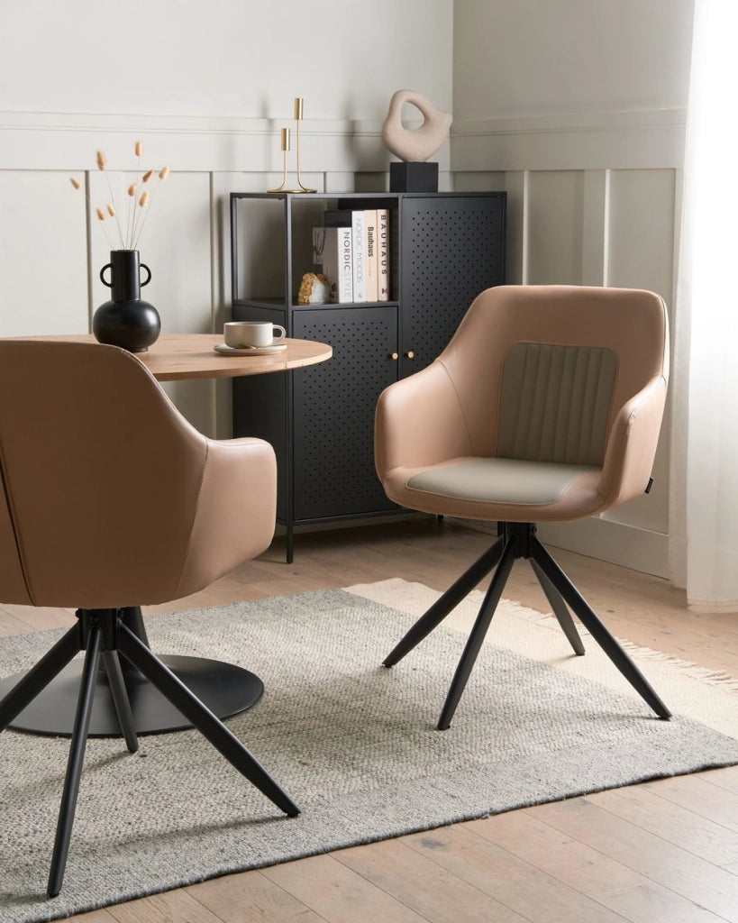 Set di 2 sedie da pranzo girevoli Rivestimento in ecopelle beige sabbia Base con gambe in metallo Sala da pranzo