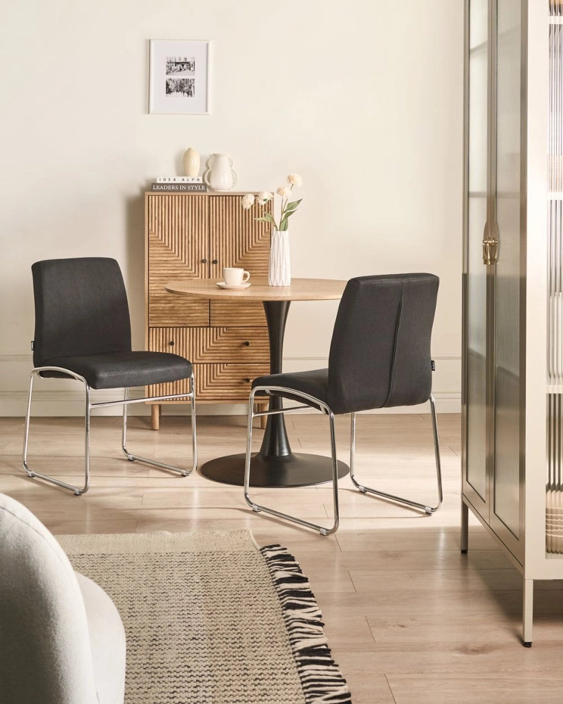 Set di 2 sedie da pranzo imbottite con braccioli, rivestimento nero base in metallo design moderno