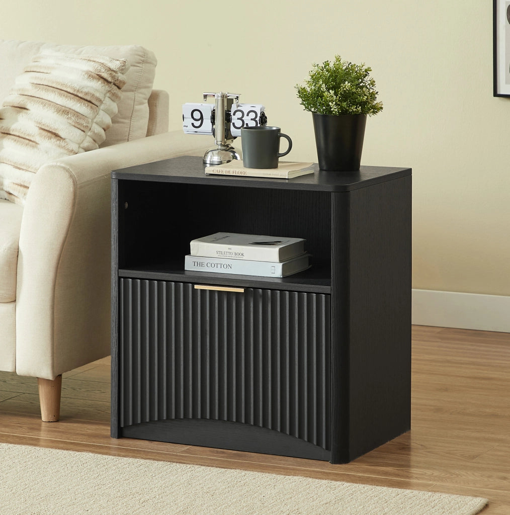 Comodino nero scanalato con cassetto e vano portaoggetti