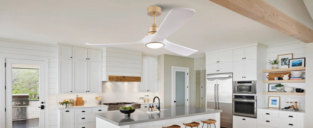 Ventilatore da soffitto con luce 52 pollici a 3 pale in ABS bianco e oro con telecomando, memoria e motore DC reversibile