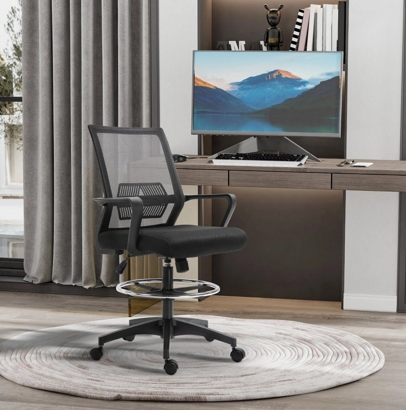 Sedia da ufficio ergonomica nera con poggiapiedi regolabile