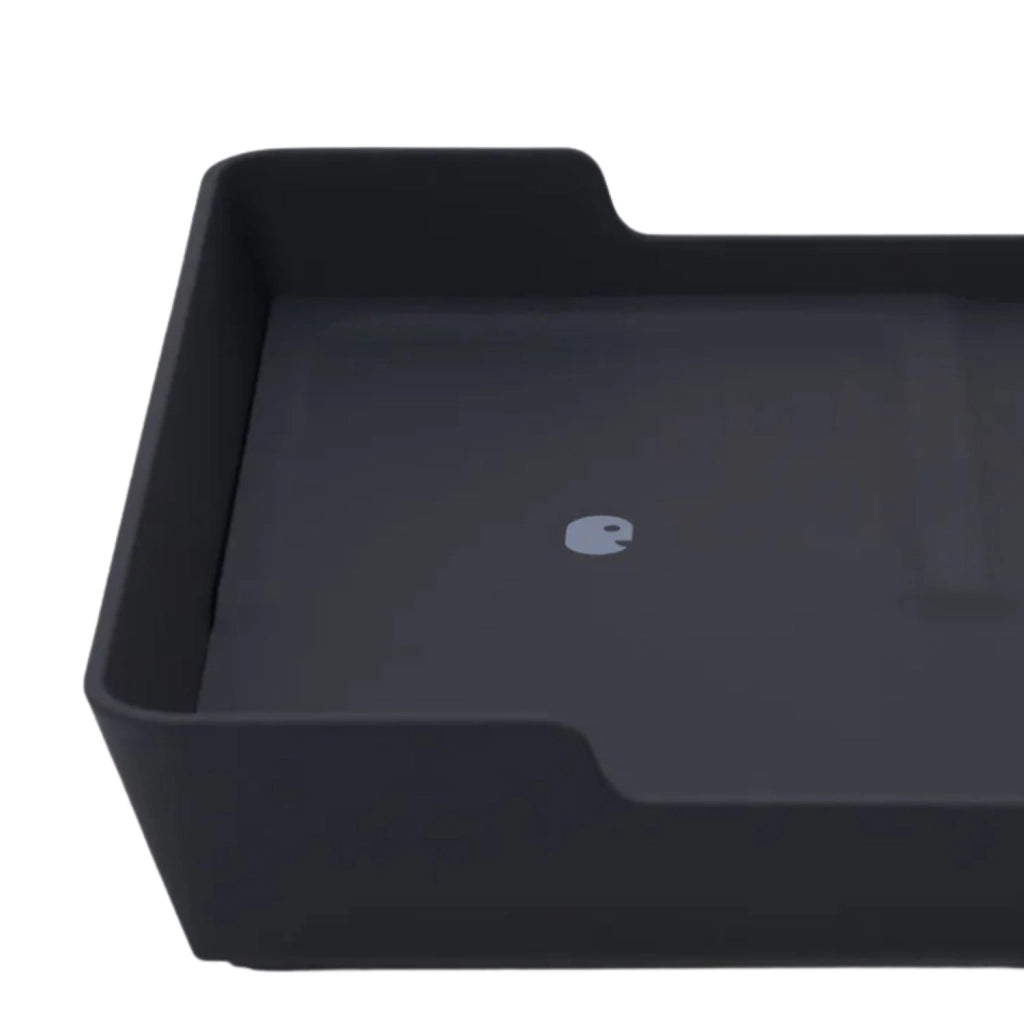Vassoio portaoggetti con ricarica wireless e porta USB-A.