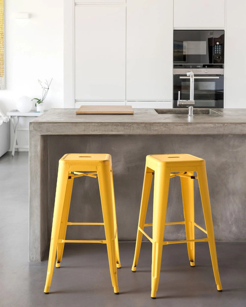 Set di 2 Sgabelli in Acciaio Giallo e Oro Impilabili Moderni 76 cm