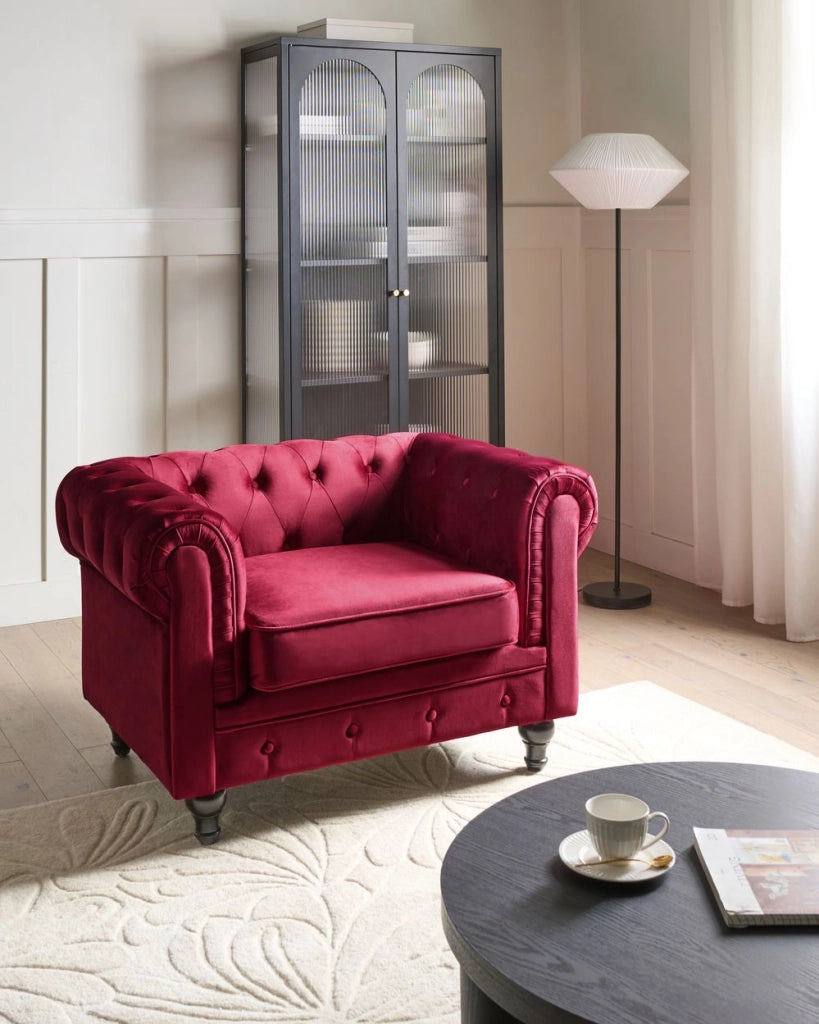 Poltrona Chesterfield Tessuto Velluto Rosso Scuro Rivestimento Gambe Legno Scuro Contemporaneo