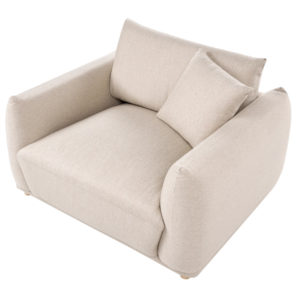Poltrona in tessuto beige con gambe in legno morbido, da salotto con braccioli, stile moderno