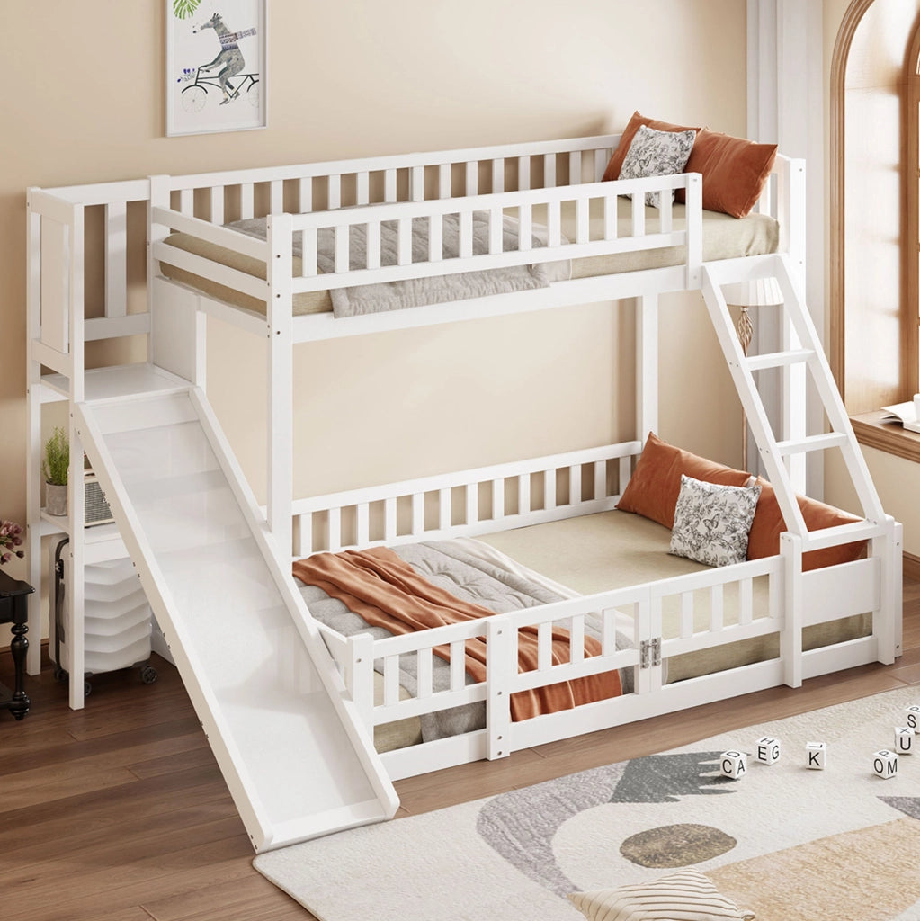 Letto a castello 140x200 cm con scivolo; ripiani e scala; in pino e MDF bianco