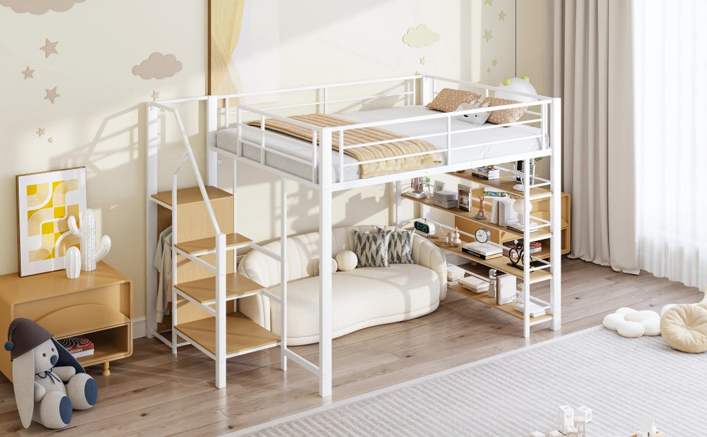 Letto a soppalco 140x200 cm in metallo bianco con scala contenitore, armadietto e ripiani, struttura salvaspazio