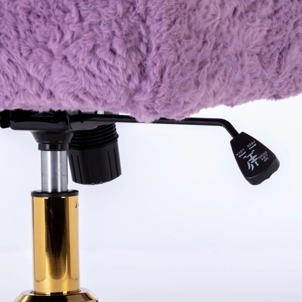 Sedia girevole e reclinabile con braccioli in pelliccia sintetica viola e base in metallo dorato 60 × 28,5 × 50 cm
