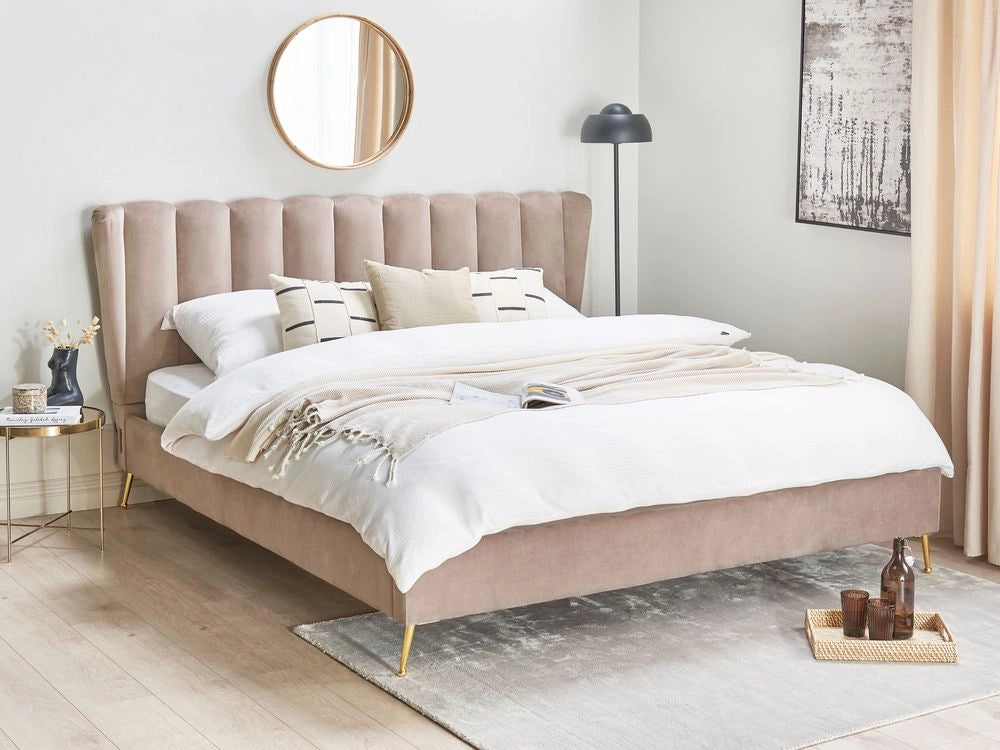 Letto in velluto beige tortora rivestito con gambe in metallo dorato UE Dimensioni doppie 180 x 200 cm con testata con porta USB Camera da letto moderna e glam.