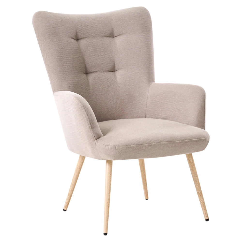Poltrona rivestita in tessuto beige chiaro con poggiapiedi in stile retrò