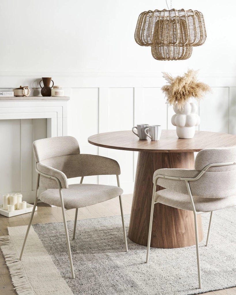 Set di 2 sedie da pranzo imbottite beige chiaro con braccioli Base in metallo Design moderno