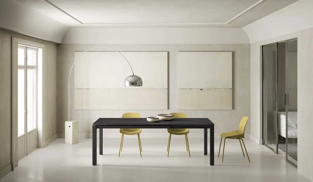 Tavolo Allungabile Account 24, Top in Ceramica Marmo Portoro Opaca, Struttura in Metallo Verniciato Nero, Dimensioni 140/220 cm