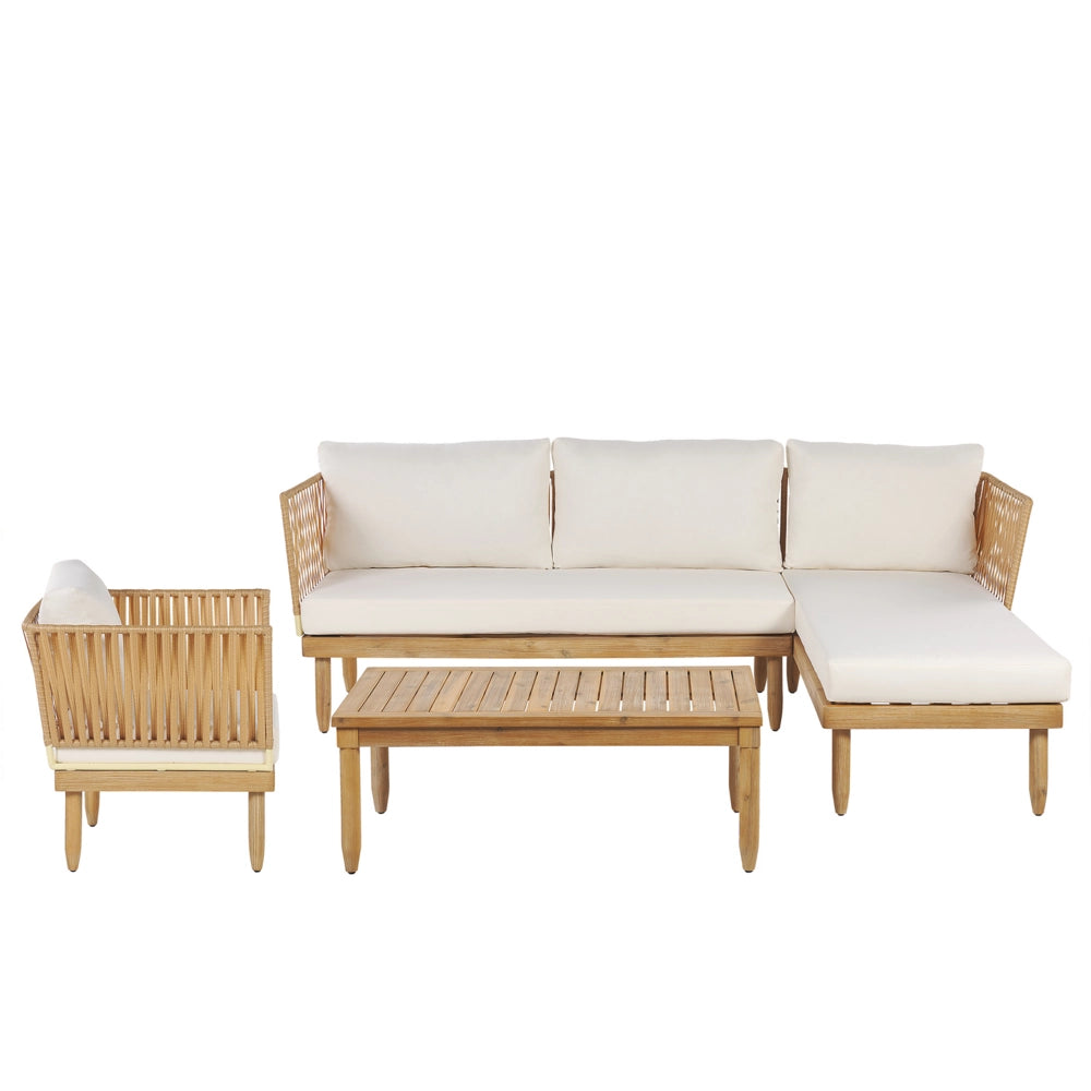 Salotto da esterno in legno di acacia con cuscini bianco sporco e tavolino da caffè con poltrona in finto rattan