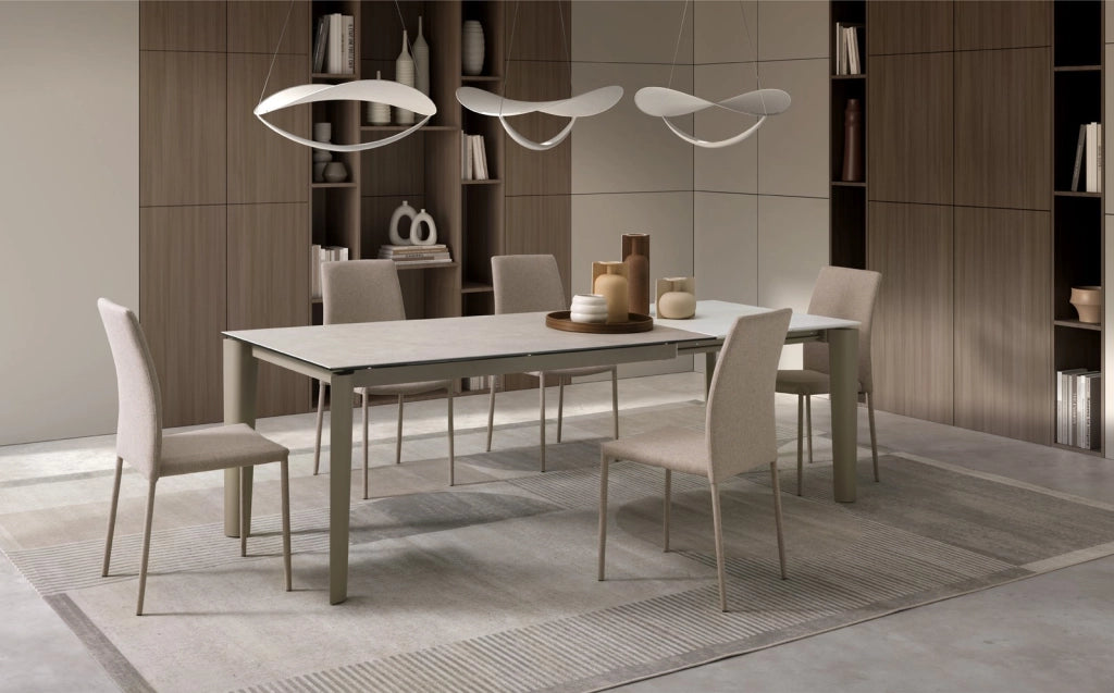 Tavolo allungabile Horus con piano in ceramica sabbia e struttura in metallo verniciato sabbia 160-240 cm - Design Moderno