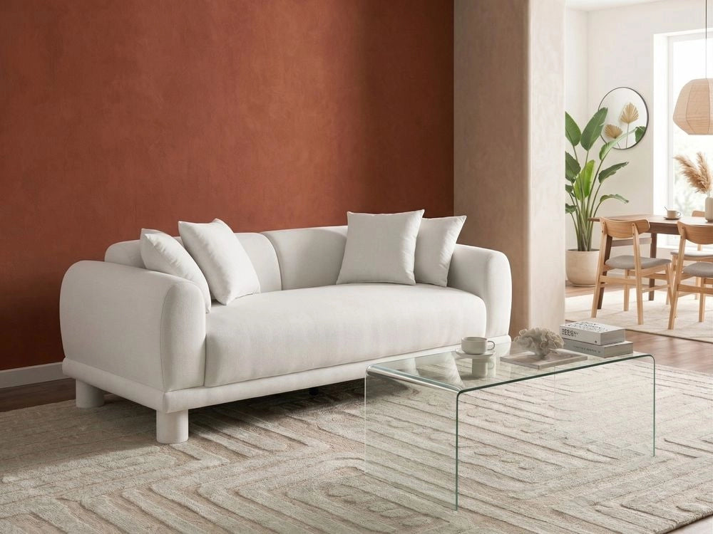 Divano a 3 posti in tessuto bianco sporco con cuscini decorativi extra e gambe rivestite stile retrò-moderno
