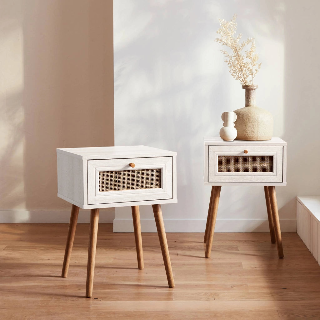 Set 2 comodini effetto legno e cannage, bianco sporco