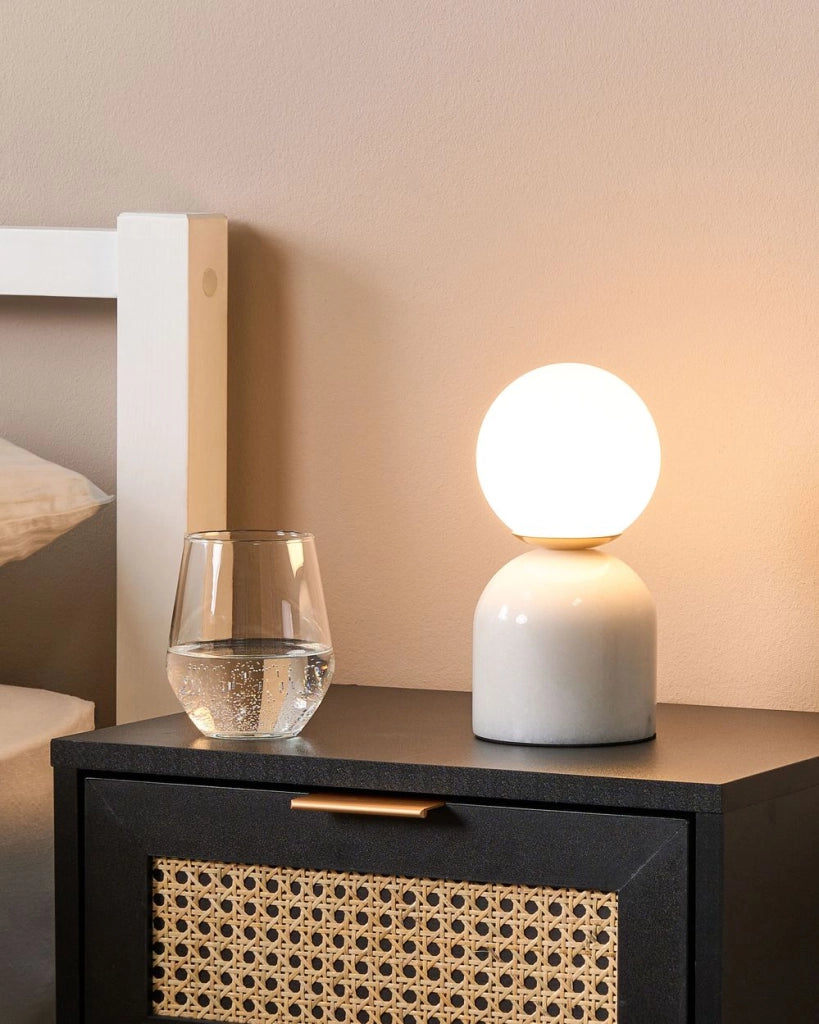Lampada da tavolo in vetro bianco con paralume rotondo e base in marmo Comodino a luce singola Design moderno Accessori per la casa Soggiorno