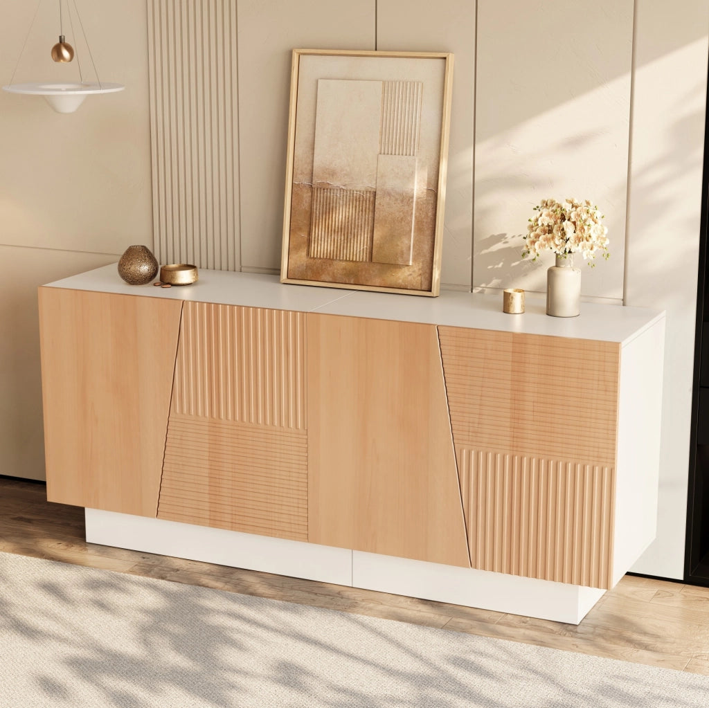 Sideboard a 4 ante con scanalature geometriche; ripiani regolabili; MDF e truciolare; bianco e naturale