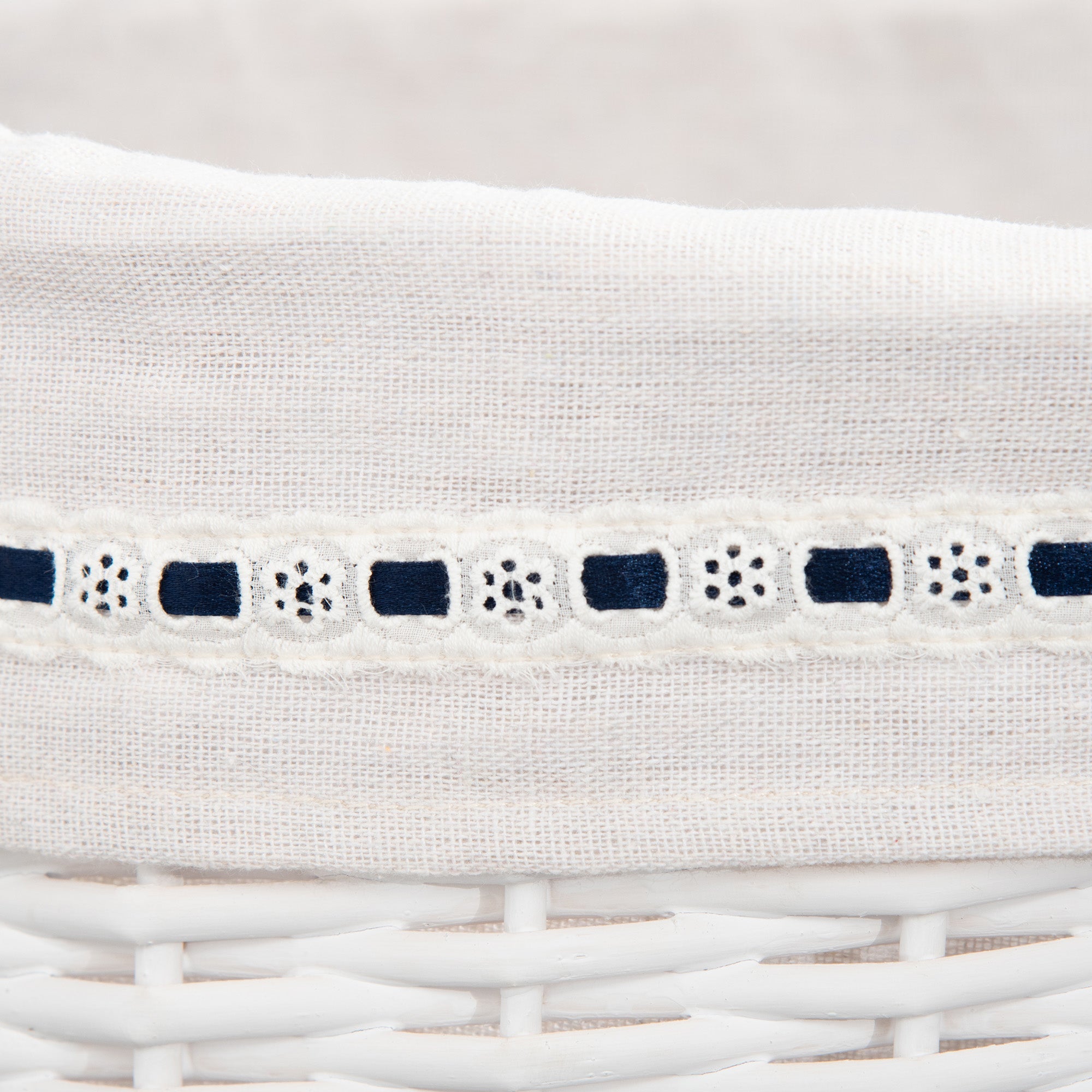 Cesto Portabiancheria 51x38x57 cm in Vimini con Coperchio e Sacco Interno Bianco