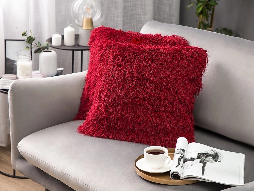 Set di 2 cuscini decorativi Fodera per cuscino in tessuto di poliestere rosso con inserto superficie pelosa 45 x 45 cm