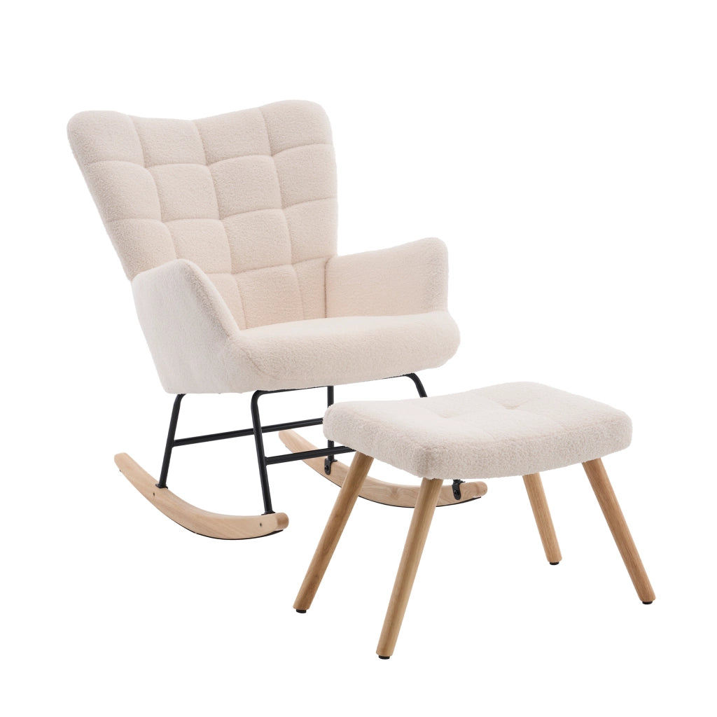 Sedia a dondolo beige con rivestimento in morbido sherpa e poggiapiedi.