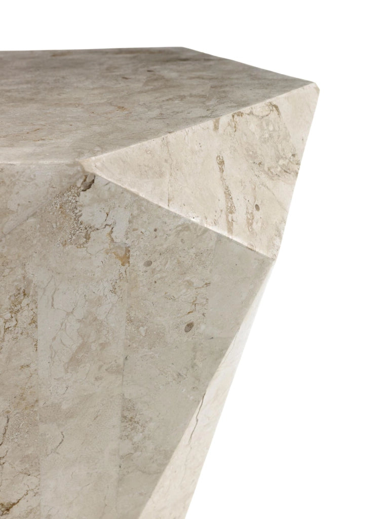 Tavolino Diamond Small con rivestimento in tasselli di pietra fossile White Agata e struttura in compensato marino - Design Esclusivo