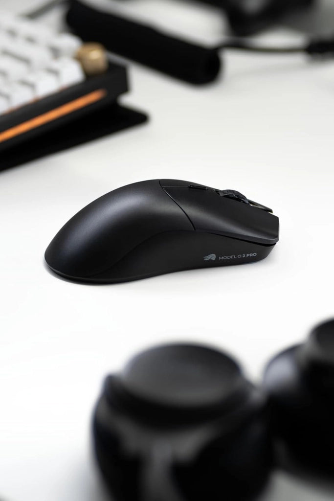 Gaming Model O 2 PRO Mouse da gaming senza fili - Wireless 2,4 GHz rit. 1 ms, 100 mln clic, ultraleggero 57 g, batteria durevole, 26.000 DPI, RGB, ambidestro, 6 tasti, piedini in PTFE - Nero