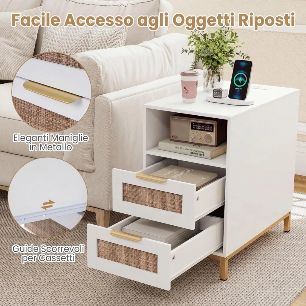 Comodino con Stazione di Ricarica Integrata, Tavolino da Notte Stile Boho in Rattan, 2 Cassetti & Ripiano Aperto, Piedini in Metallo Robusti, Mobiletto per Camera da Letto (Bianco,1)