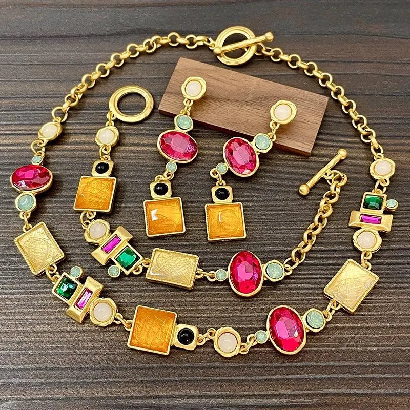 Set di collana, bracciale e orecchini realizzati a mano con pietre preziose artificiali colorate.
