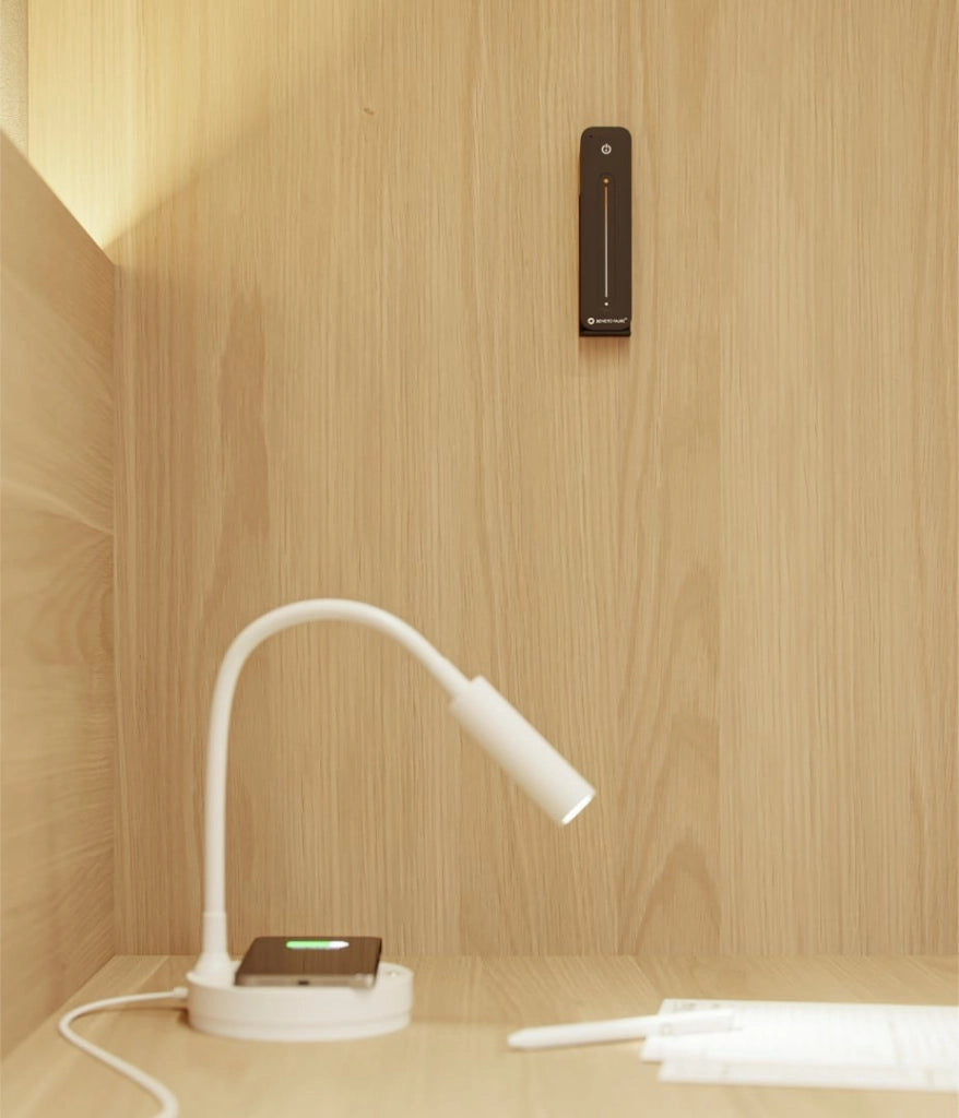 Beneito Faure Lampada da Tavolo Led Stem - 5W, Luce calda, Per scrivania, lettura e comodino, Ricarica Wireless, Testa Orientabile - Colore Nero​