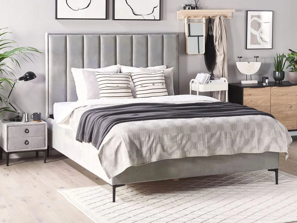 Letto in velluto grigio chiaro 160 x 200 cm con contenitore ottomana testiera imbottita gambe in metallo Nero