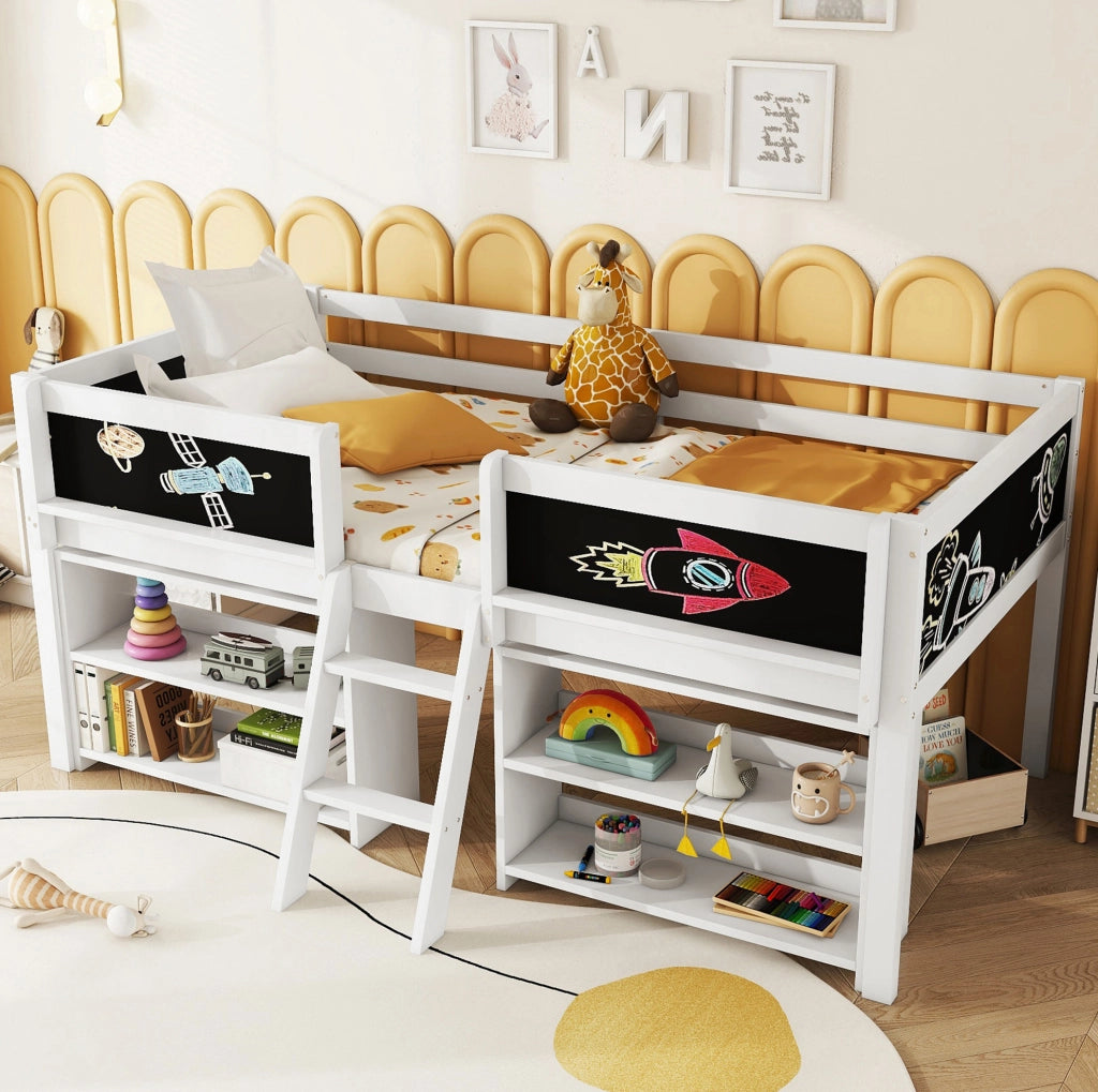 Letto a soppalco basso ULEVR 90x200 cm con ripiani, lavagna, barriera di sicurezza e scala, bianco