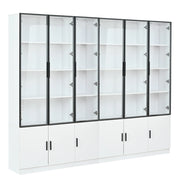 Vetrina alta con 12 ante e ripiani con LED e chiusura soft close; per soggiorno; in MDF e vetro; bianco; 240×32×200 cm