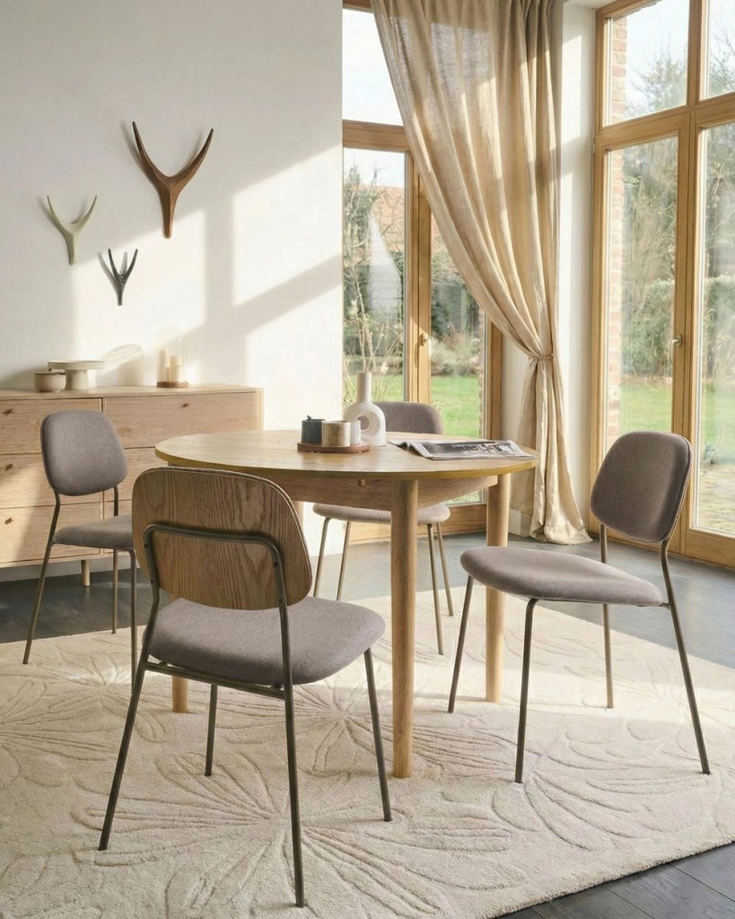 Set di 4 sedie da pranzo tortora con gambe in ferro e rivestimento in poliestere nero senza braccioli design moderno e minimalista