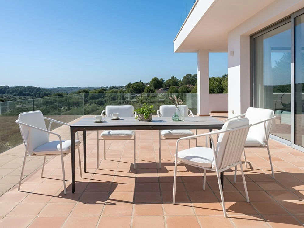 Tavolo da pranzo da giardino Piano in HPL grigio chiaro Telaio in alluminio grigio scuro Resistente ai raggi UV all'acqua e alla ruggine Stile moderno del patio esterno