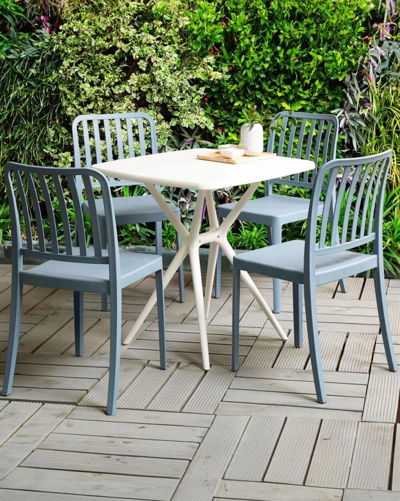 Set di 4 sedie da giardino in plastica blu impilabili leggere per interni ed esterni resistenti agli agenti atmosferici