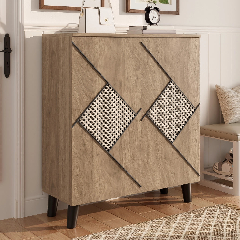 Scarpiera con ante chiuse e ripiano superiore; motivo rattan decorativo in pannello truciolare naturale