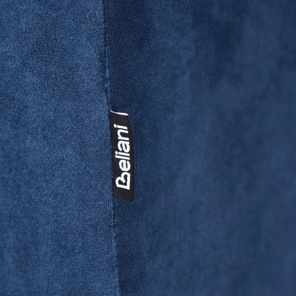 Poltrona Chesterfield Rivestimento in Tessuto Velluto Blu Gambe in Legno Scuro Contemporaneo