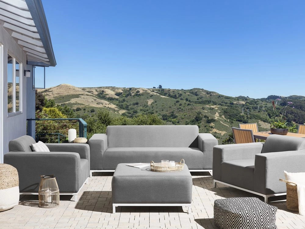 Set divano da giardino rivestimento in tessuto grigio gambe in alluminio bianco con ottomana 5 posti resistente agli agenti atmosferici