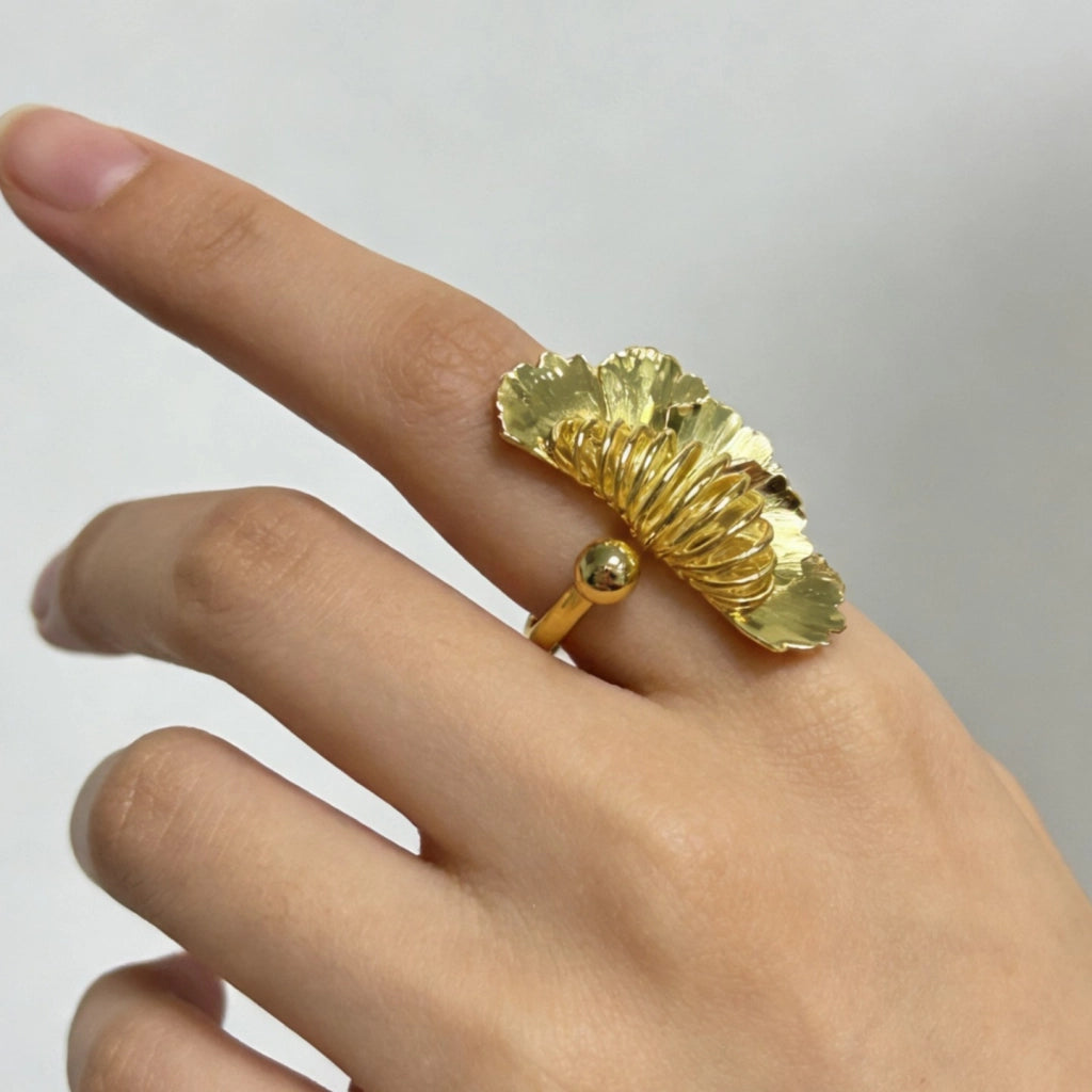 Anello di lusso in oro stile vintage a forma di foglia di ginkgo, con design aperto esagerato e linee geometriche a molla, per l'indice.