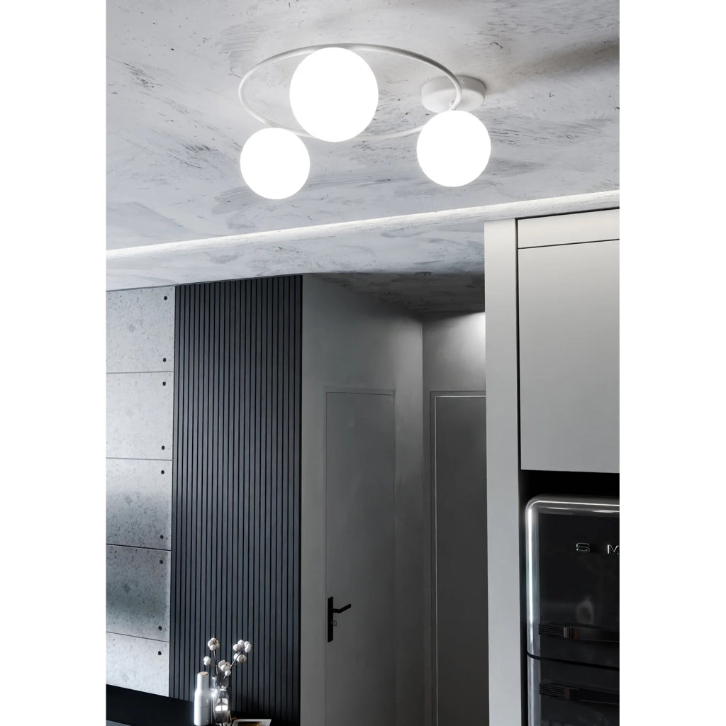 Plafoniera Minimal 3 Luci Perseo In Acciaio Bianco E Sfere In Vetro Bianco