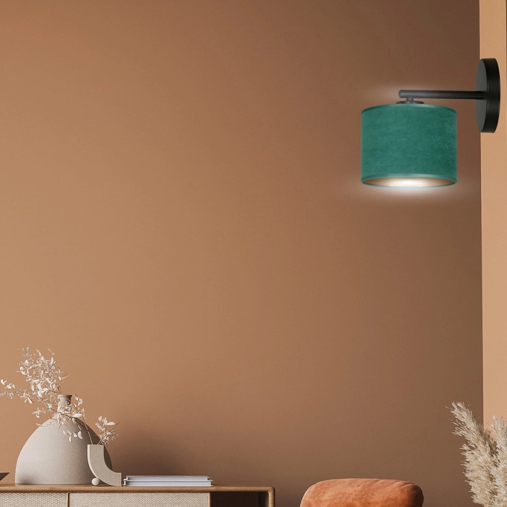 Lampada a parete Hilde in acciaio nero e tessuto vellutato verde
