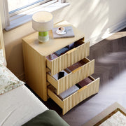 Comodino con 3 cassetti e guide ammortizzate pannelli scanalati MDF rovere camera da letto 58 × 38 × 64 cm