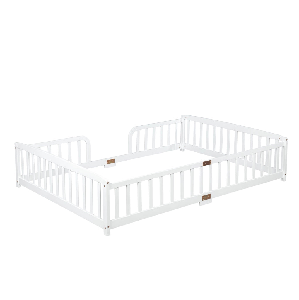Letto a pavimento 140x200 cm con ringhiere e accesso centrale in legno di pino bianco